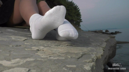 Mistress Legs: Incredibili piedi della padrona in calzini bianchi su calze di...