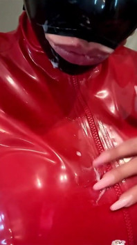 Snelle pijpbeurt en klaarkomen in latex outfit!