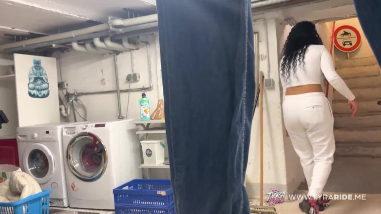 TYRARIDE: Tatuada milf usada secretamente por dois homens no porão