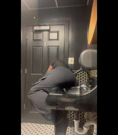 Anye Meshell: Kamar mandi ini jarang banget tapi aku sange berat, jadi...