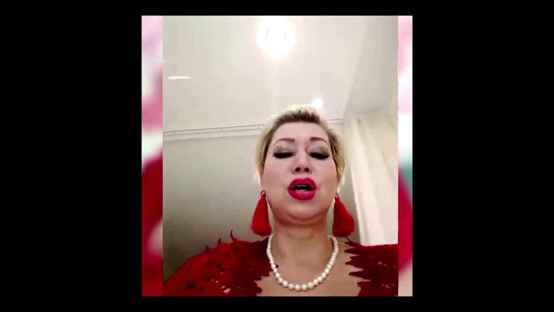 AimeeParadise: Soția mea curvă, celebra Aimee milf fierbinte, este coolly degetare...