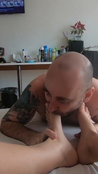Lambendo pé e dedo do pé, chupando e comendo porra do pé