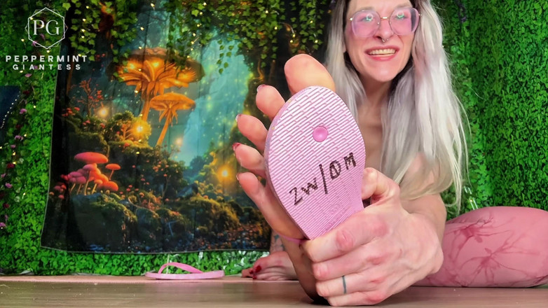 Peppermint Giantess: Größe 16 eu 50 amazonen-füße demütigen ihre kleinen flip-flops pathetisch eu 33 us...