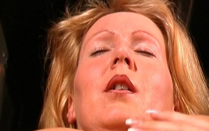 German's MILF: 观看这个德国熟女的单人表演