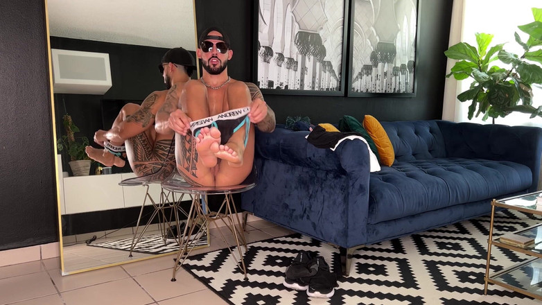 ortizjona: Joan Ortiz / Ortizjona spor salonunda barlara vurmadan önce meme uçlarımı pompalıyorum