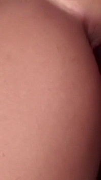 Sarışın orta yaşlı seksi kadın Julie büyük zenci yarağını emiyor ve kremsi bitirmek için biniyor