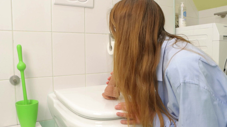 AnnaHomeMix: Si cantik bersembunyi di tandas dan mengongkek dirinya dengan dildo...