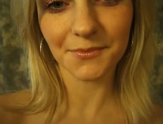 Flash Model Amateurs: Super sexy blonde girl rubs her damp cunt