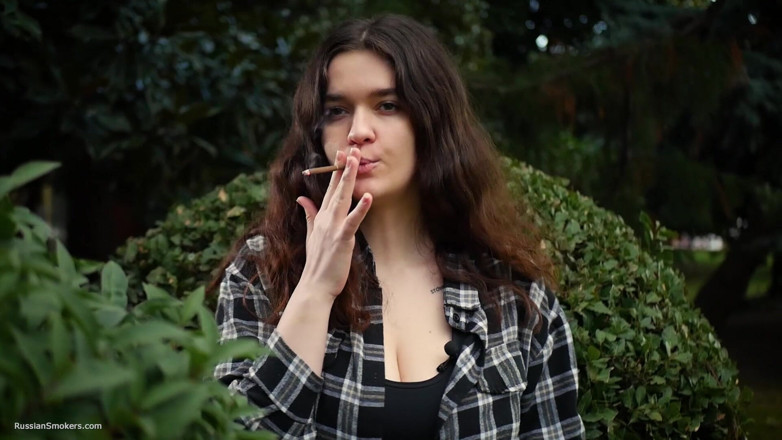 Russian Smokers: Tatlı ve büyük memeli Rus bebek doğada sigara içiyor