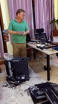 Bir fotokopi makinesi üç gün düzeltiliyor. Sonra tekrar kırılıyor