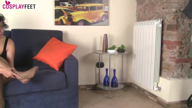 Feet & Cosplay: La super-calda Thena massaggia i piedi incredibili di Tessa