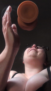 De enorme grote zwarte lul van kamergenoot sluipt binnen, onder stoel pov