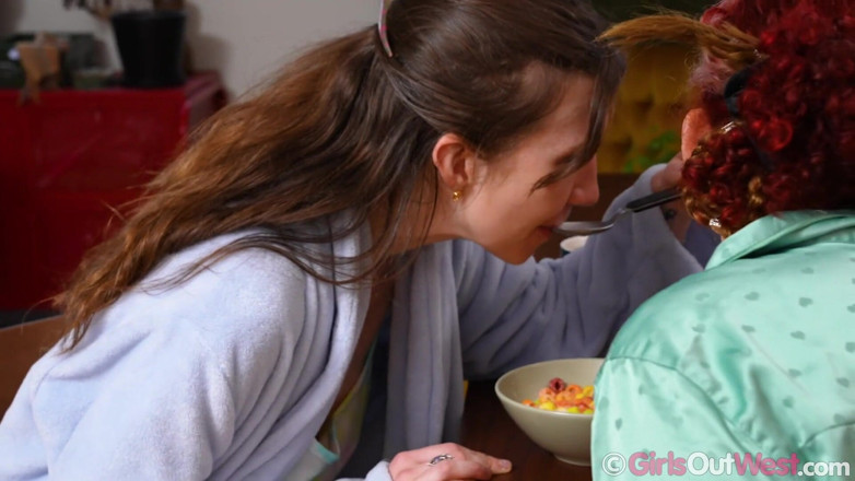 Girls Out West: Gagici obraznice cu pizde păroase fac sex lesbian în fața iubitei...