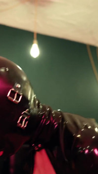 Facesitting auf dem Rubberslave