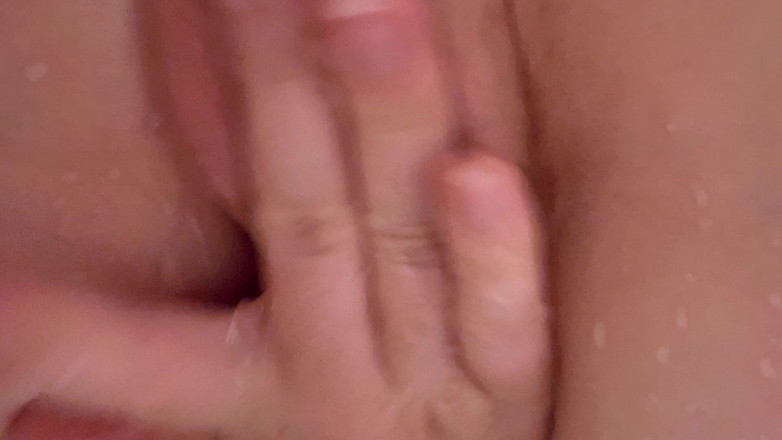 AmyHi: Aku lagi asik masturbasi di kamar mandi dengan jet air