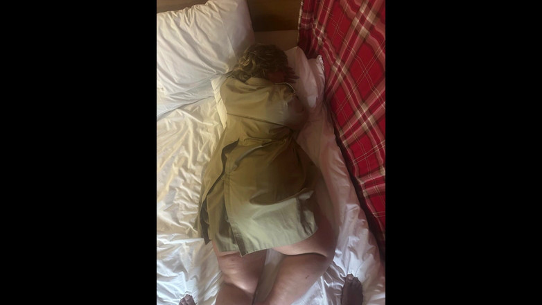 Zina Gabon: Cycata brytyjska macocha pozwala BBC rozprzestrzenia się jej cipki Szeroko...