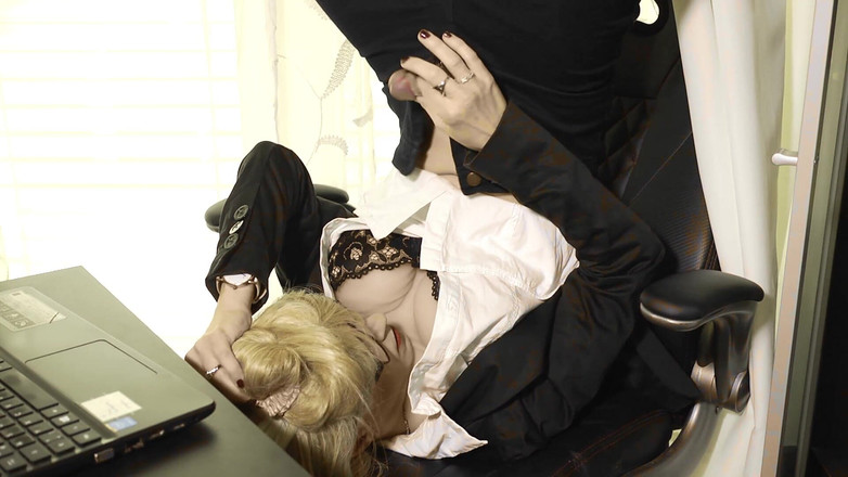 TV_Helena: Secretária cadela Miss Helena - Em vez de ditado, ela recebe...