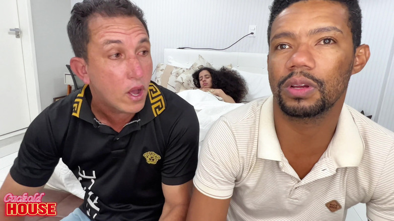 CuckoldHouse: Mujer casada caliente con un coño peludo, en un ménage À...