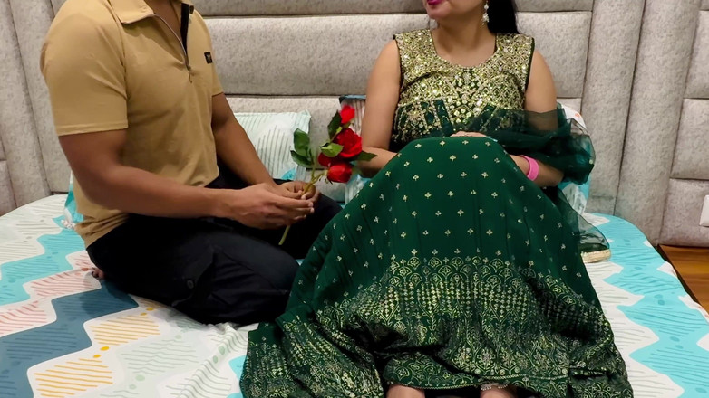 Hornycouple149: 特別な日に彼女のジジャに犯されたインドのティーンサリ