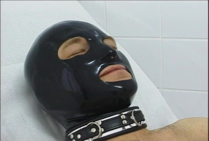 Absolute BDSM films - The original: Babes vernederen gemaskerde man
