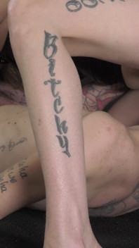 La ragazza tatuata si siede sul suo amante prima di farsi sborrare dentro