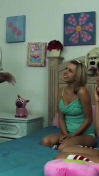 Amber Rayne ve Lexi Belle 3 şekilde yarak kadar birbirlerinin tadını çıkarıyor