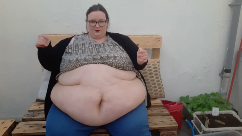SSBBWLadyBrads: SSBBW gioco segreto della pancia in giardino