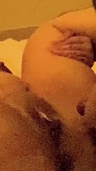 La matrigna arrapata con grandi tette naturali si intrufola nella mia stanza a tarda notte e seduce e seduce il suo figliastro
