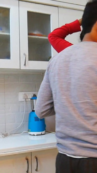 Sexy a hladový zloděj je chycen a ošukána pronajímatelem