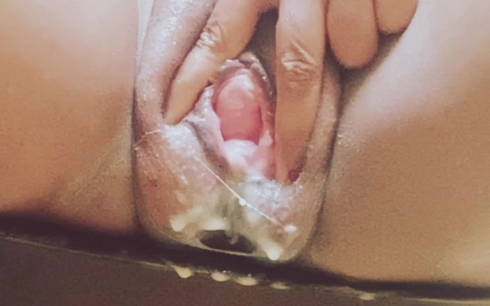 Sarah Fonteyna: 继姐妹在驱逐精液时沉迷于吮吸她们的阴蒂。第2部分