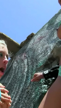 Une blonde tatouée et sa copine se lèchent dehors sur les rochers