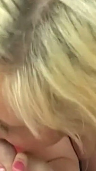 Rubia nena goteando coño hasta orgasmo explosivo
