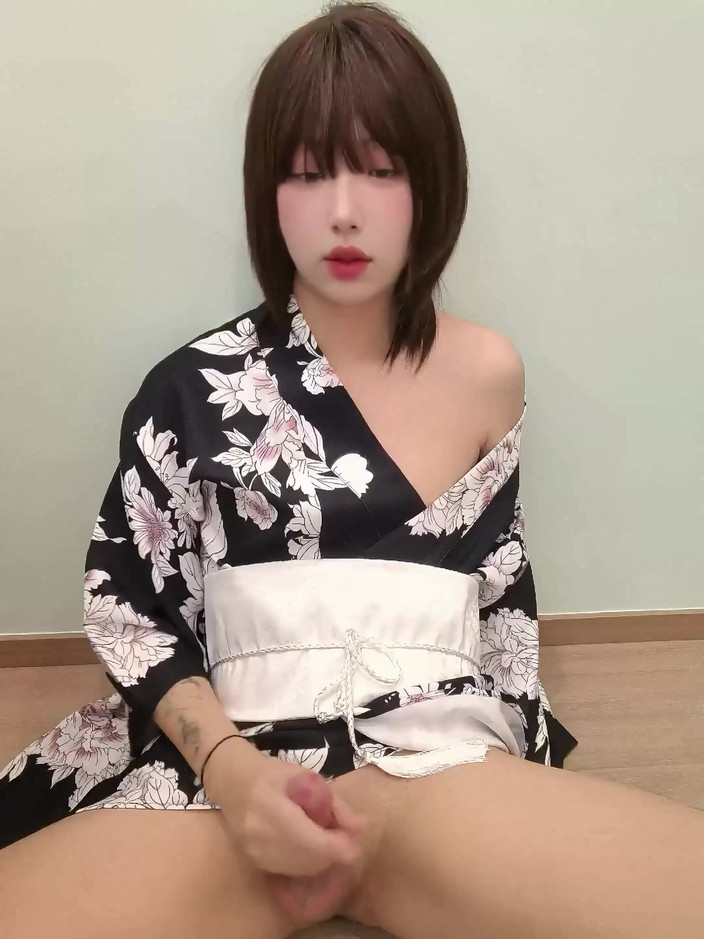 CD_XiXiouo: Super ładna azjatycka Ladyboy Grając jej wielki kutas, będzie służyć jej...