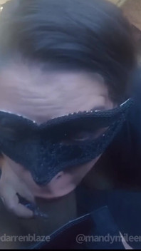 Une folle s’enfile dans ma voiture alors je la fais sucer