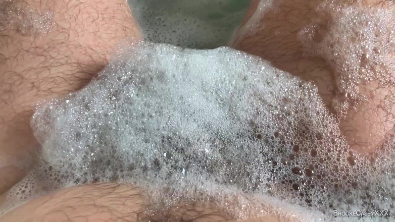 Brooke Casey: Smyslná Asmr Full Bush a Uctívání Klitorisu v Bubble Bath...