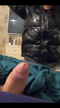 Prev milfycalla můj přítel stříká 3krát na mou novou černou lesklou nafouknutou downjacket!-174
