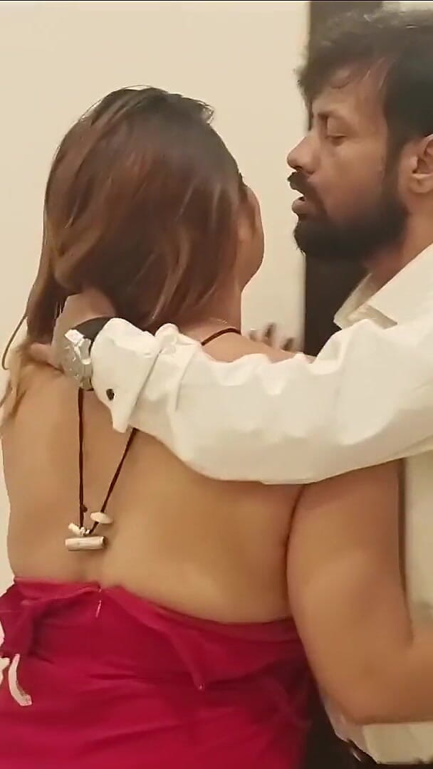Topless Topper: Pegawai Berseronok Dengan Kakitangan Wanita Montel