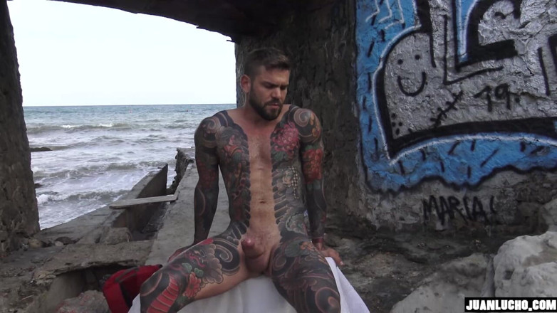 Juan Lucho Gay: Venkovní Došková Střecha