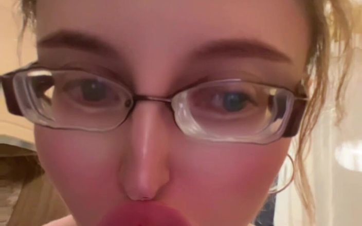 FinDom Goaldigger: Girl in Huge Eyeglasses Is Yawning in the Kitchen