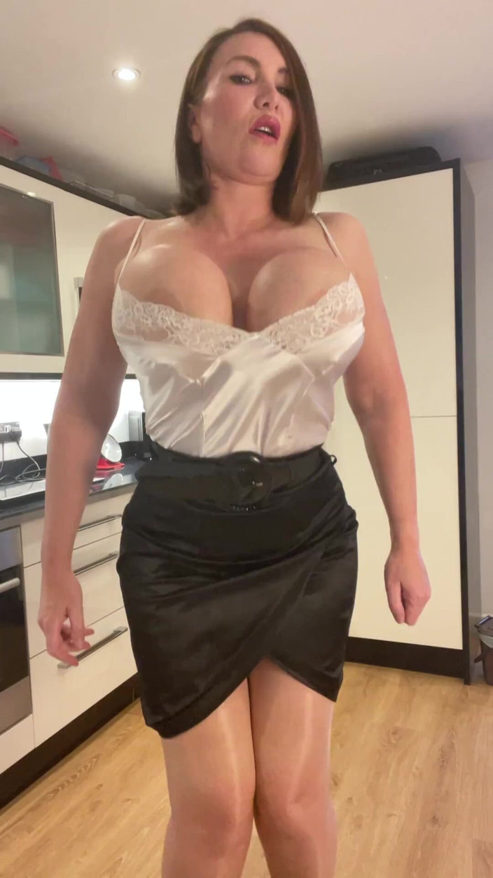 Sophie James: Adoration des gros seins, fétiche des satins, bas nylon et...