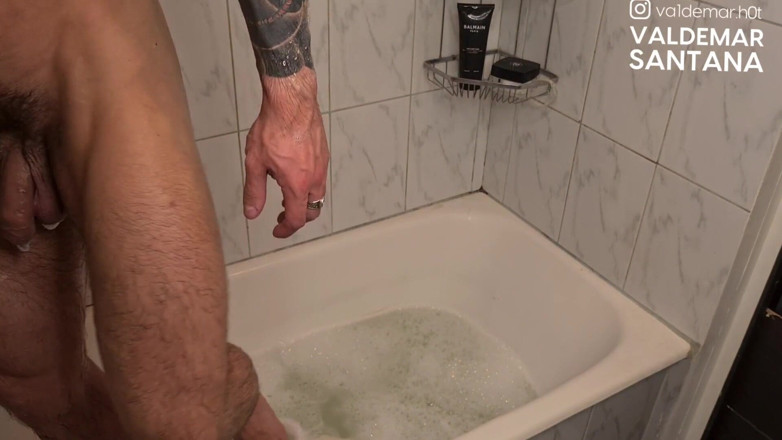 Valdemar Santana: Chel tatuat Jock se spală în baie și se masturbează.
