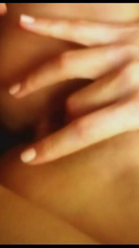 Ces jolies lesbiennes adorent la baise avec un gode et la masturbation au clito