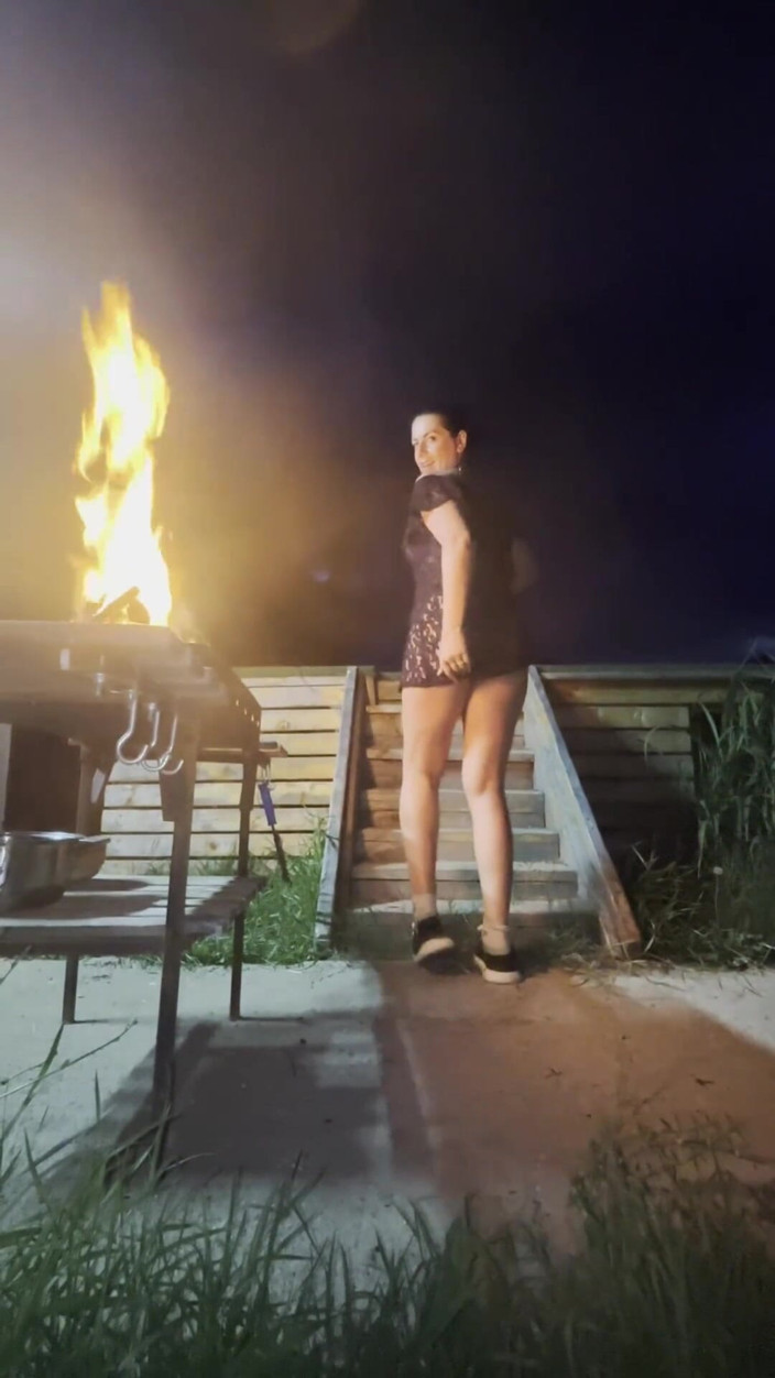 MilfyCalla: Schodiště Škádlení Ohněm - Čirý Top, Tanga a Pomalý Tanec