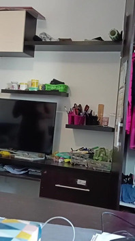 素人の女性は服を試着したり、裁断したりして楽しんでいます。