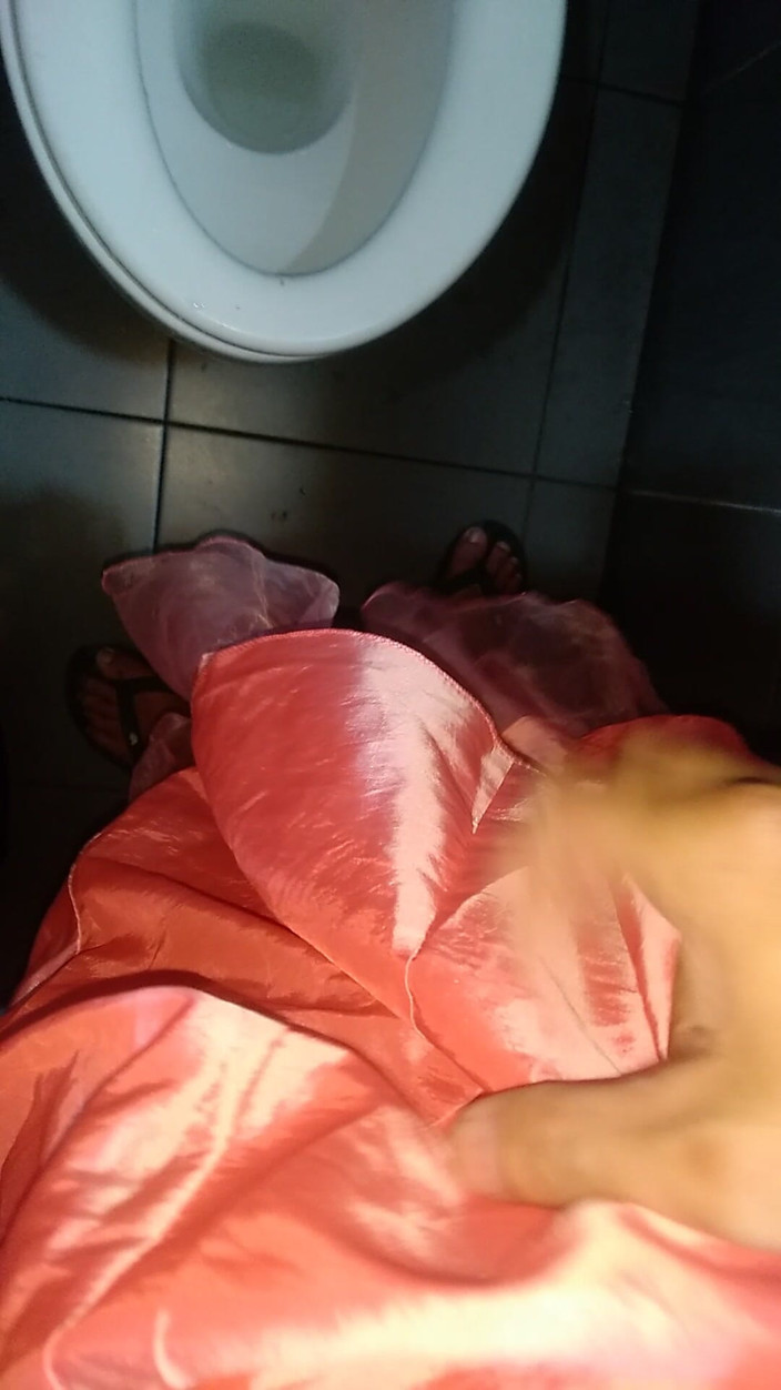 Naomisinka: Crossdressing i spust noszenie dziewczyny satynowa impreza różowa sukienka mini