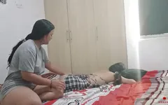 Üvey kız kardeşimi yalnız buluyorum ve onu sikene kadar azıyorum