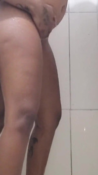 Ich kann nicht sehen, wie meine heiße freundin duscht, und ich will bereits Sex mit ihr haben.