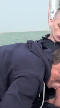 Nick mahu dikongkek di laut di atas bot tetapi ia tidak percuma