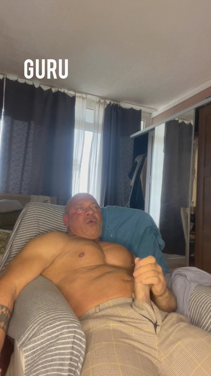 Mr. Guru: Encik Guru Wank Solo di Rumah. Handjob pembina badan
