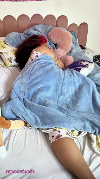 Dewi semok dengan celana dalam di ranjang ini mengundangmu untuk ngendus bau sepanjang malam